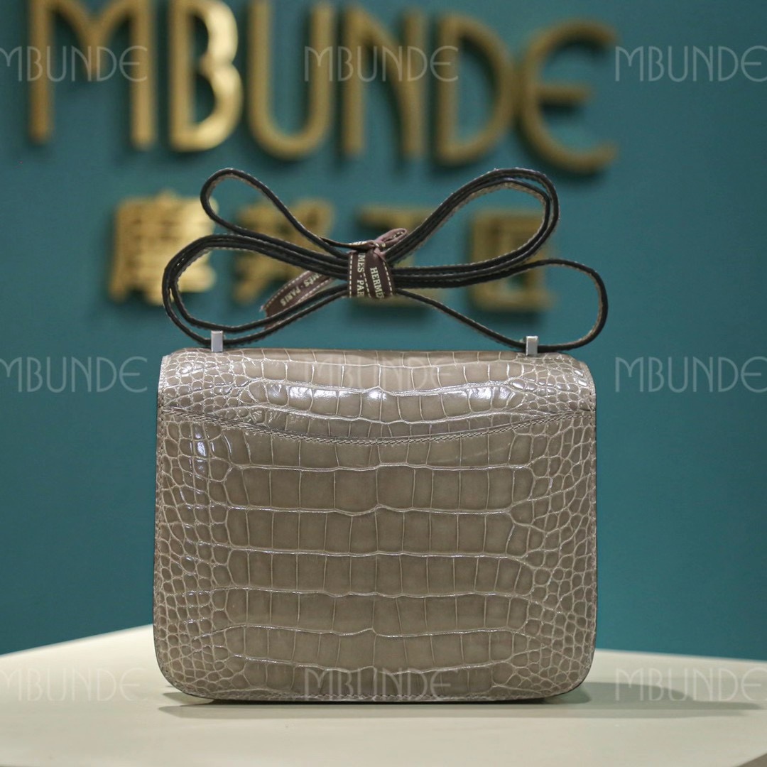Hermes Constance 19CM 斑鸠灰 亮面美洲鳄鱼 银扣 小辣椒同款的空姐包 上身很好看 很百搭
