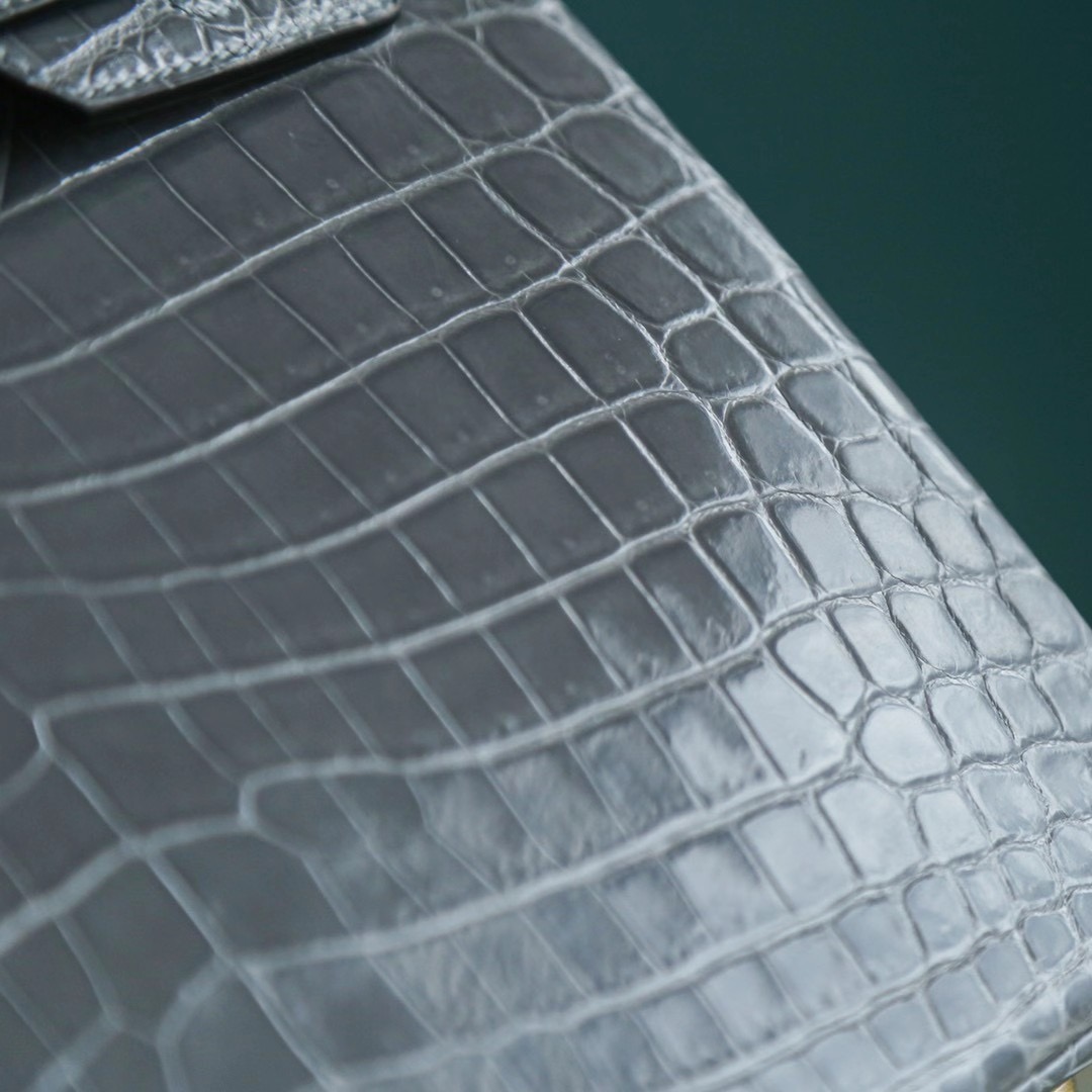 爱马仕官网 Hermes Birkin 25CM 冰川蓝 亮面两点鳄鱼 金扣 爱马仕鳄鱼铂金包