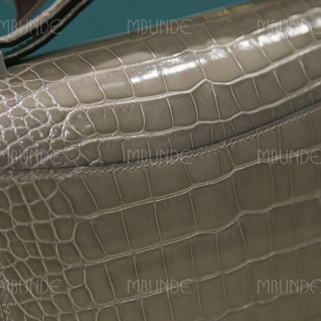 Hermes Constance 19CM 斑鸠灰 亮面美洲鳄鱼 银扣 小辣椒同款的空姐包 上身很好看 很百搭